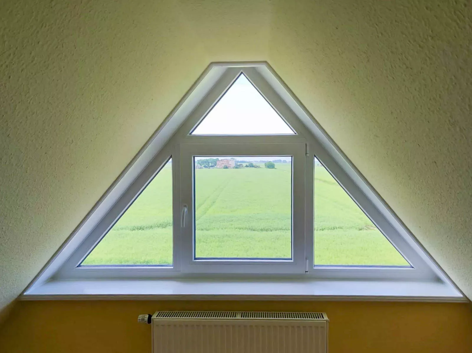 Fensterbau: Einbau eines Dreieckfensters im Raum Nordfriesland