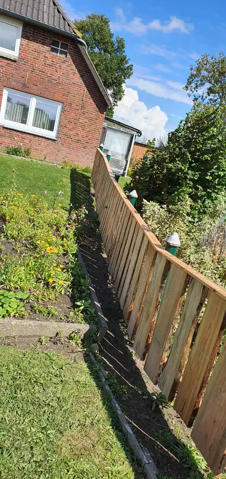 Service rund ums Haus: Zaun aus Schwatenbrettern erstellt