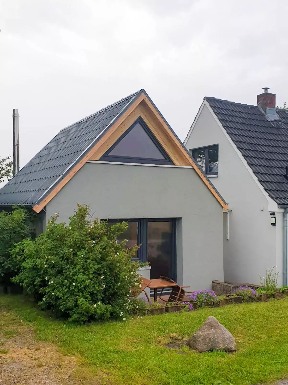 Fensterbau: ein Dreieckfenster mit Holzverkleidung