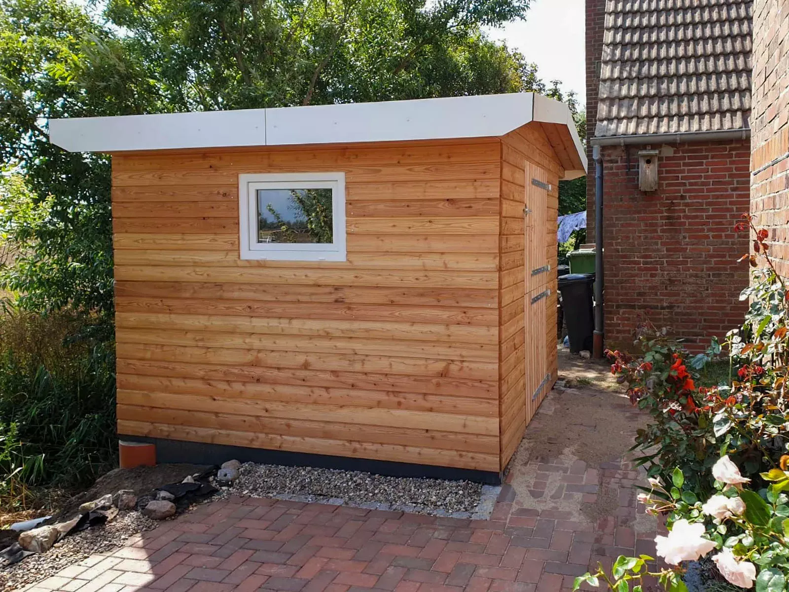 Gartenlaube aus Holz gebaut