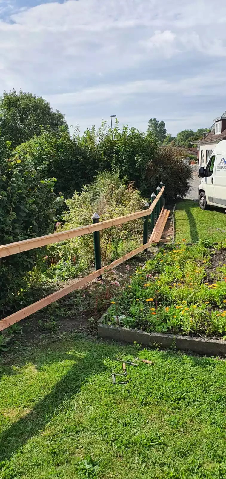 Der Anfang der Unterkonstruktion eines Zaunes